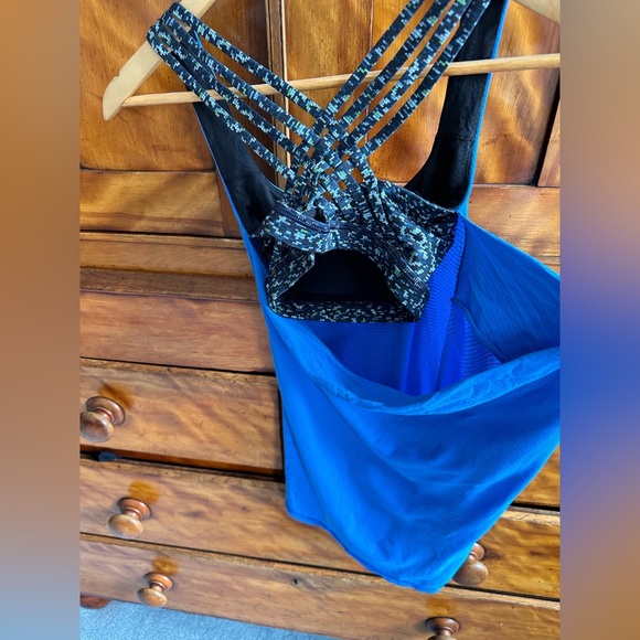 Lululemon workout top with built in sports bra size XS - Picture 5 of 6